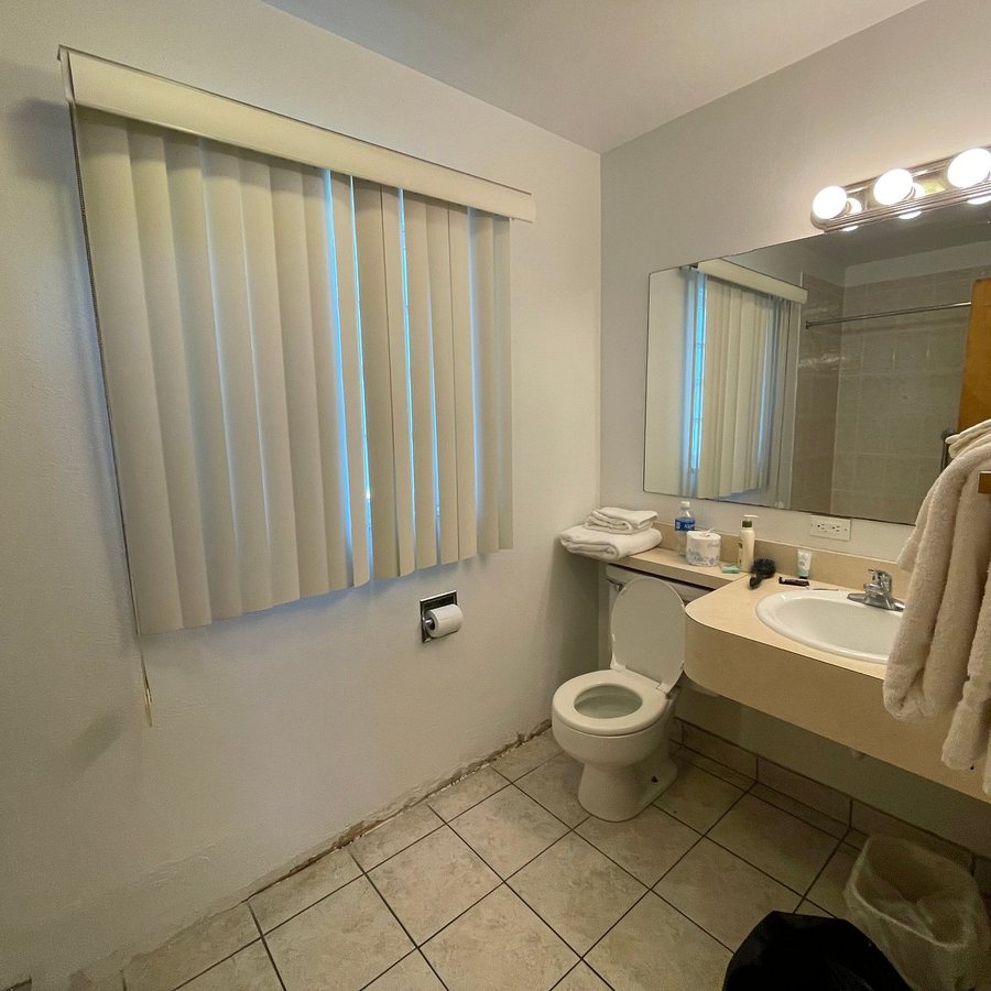 Skyline Motor Inn — Bathroom