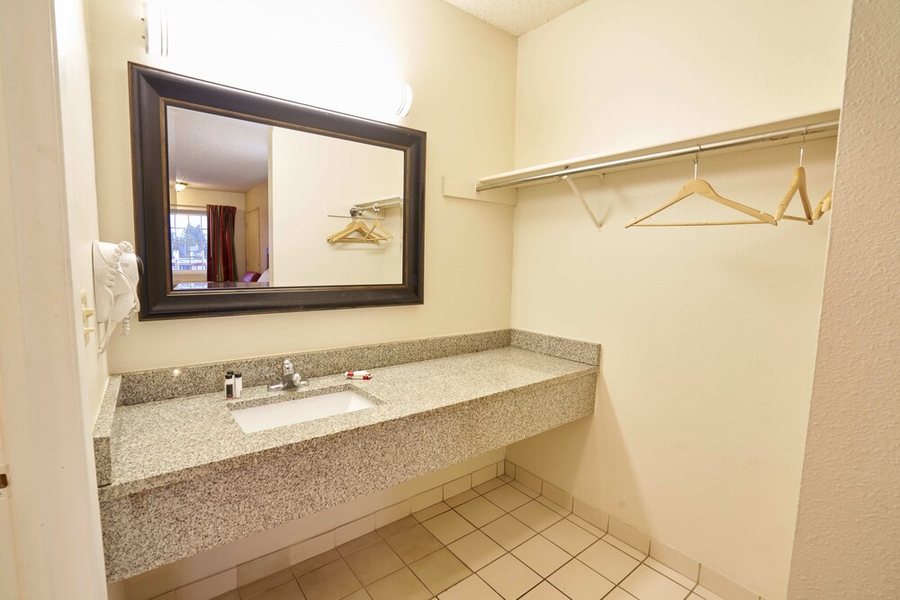 Skyway Inn Hotel — Bathroom
