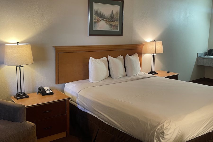 Skyway Inn Hotel — Guest room
