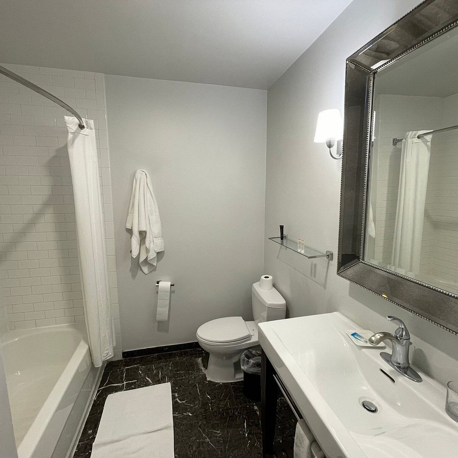 Skyways Hotel Los Angeles California — Bathroom