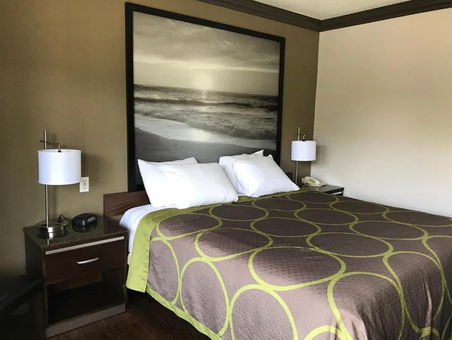 Skyways Hotel Los Angeles California — Guest room