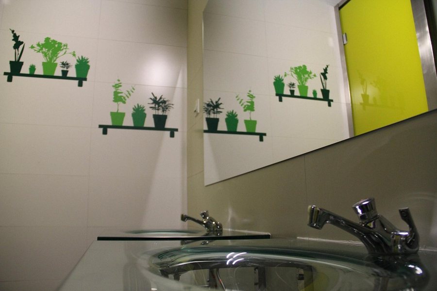 Sleep Green Certified Eco Youth Hostel Barcelona Catalonia — Bathroom
