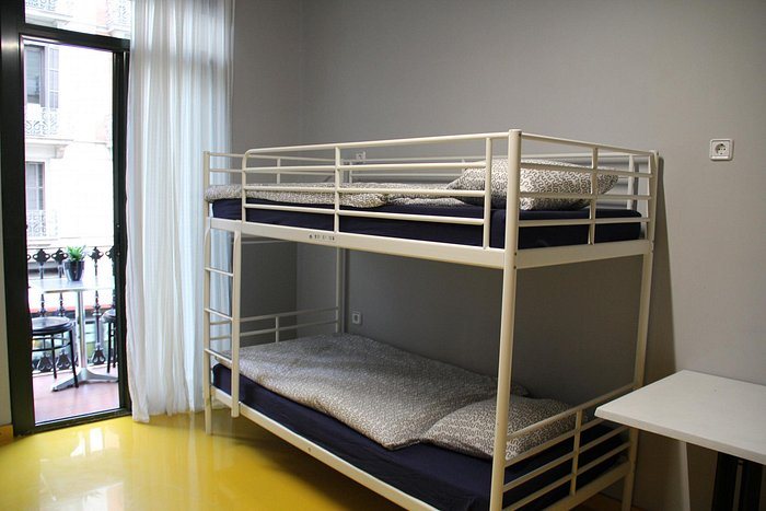 Sleep Green Certified Eco Youth Hostel Barcelona Catalonia — Guest room