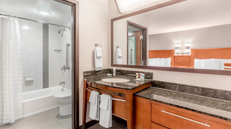 Sleep Inn Airport Billy Graham Parkway — Bathroom