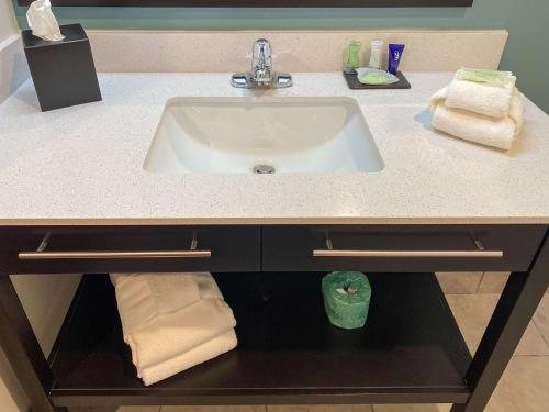 Sleep Inn Airport — Bathroom