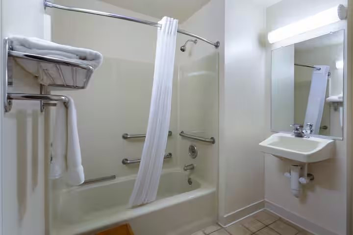 Sleep Inn Allentown Fogelsville — Bathroom
