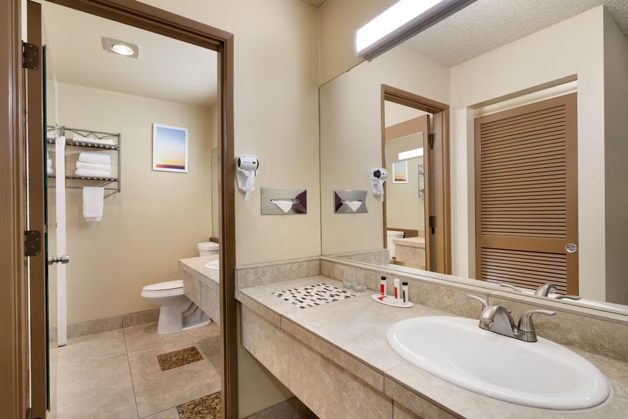 Sleep Inn Bend Crossroads Plaza — Bathroom