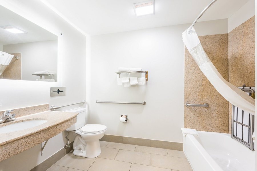 Sleep Inn Bessemer Helena — Bathroom
