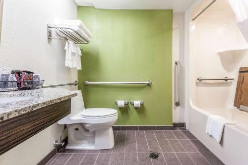 Sleep Inn Charleston West Ashley — Bathroom