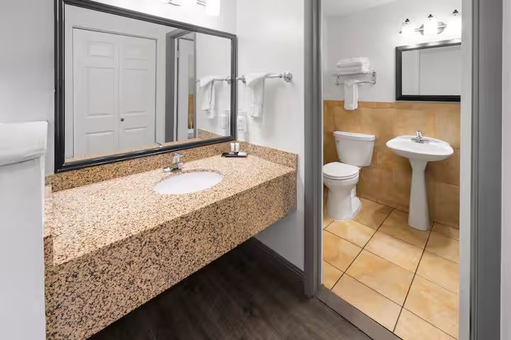 Sleep Inn Durango — Bathroom