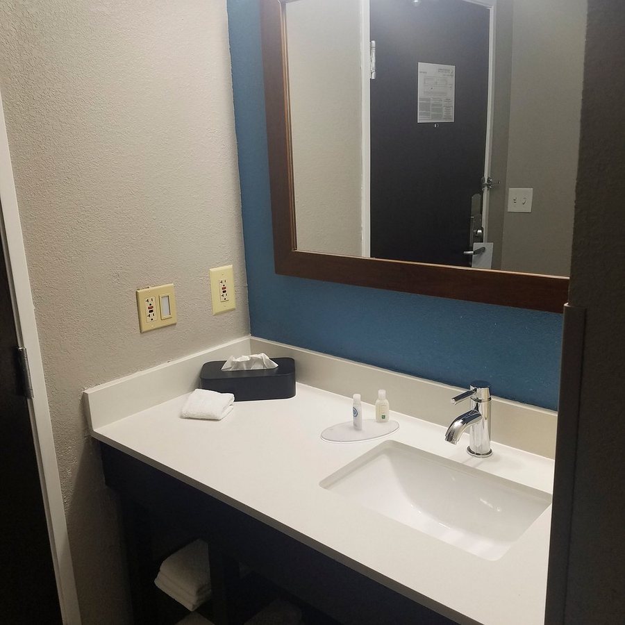 Sleep Inn Emporia — Bathroom