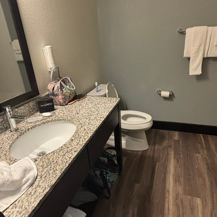 Sleep Inn Logan Ohio Hocking Hills — Bathroom