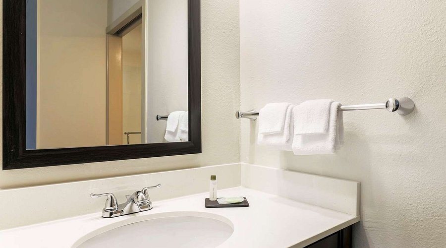 Sleep Inn Midway Airport — Bathroom