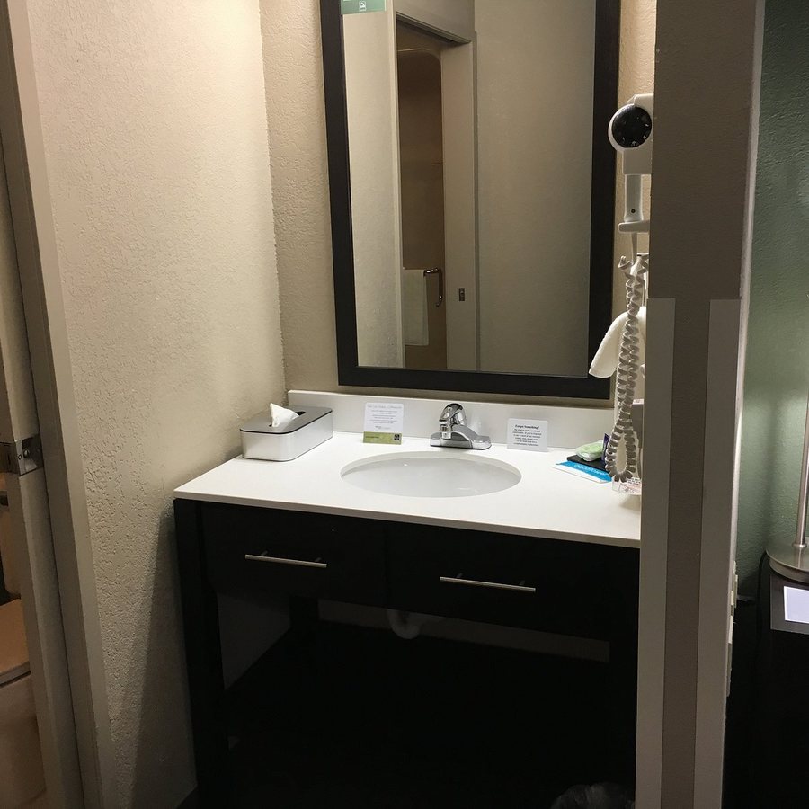 Sleep Inn — Bathroom