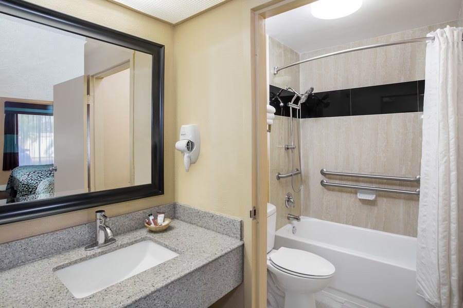 Sleep Inn Sarasota — Bathroom