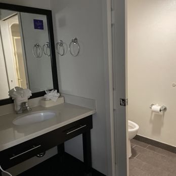 Sleep Inn SeaTac Airport — Bathroom