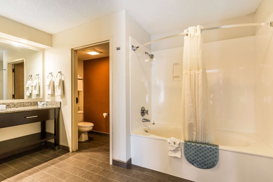 Sleep Inn Springfield South I60 near Medical District — Bathroom