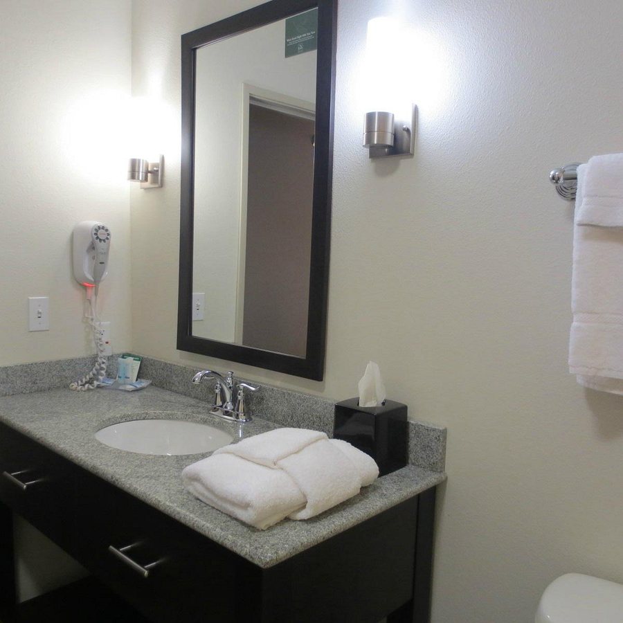 Sleep Inn Suites Alerus Center — Bathroom