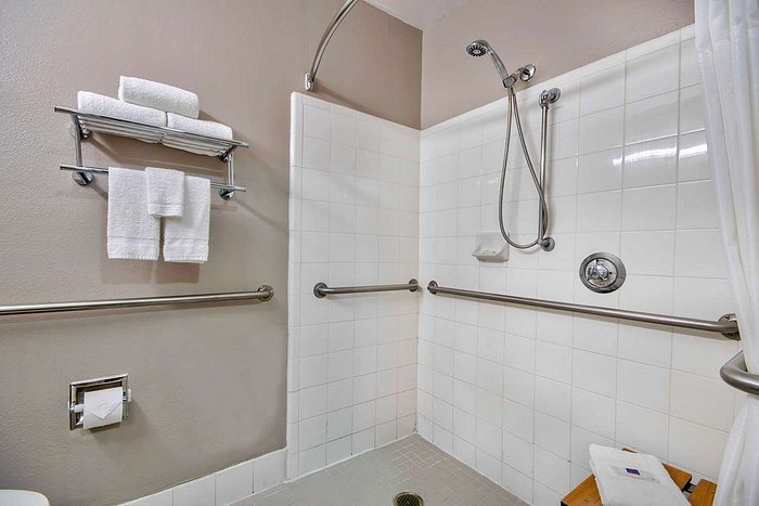 Sleep Inn Suites at Six Flags — Bathroom