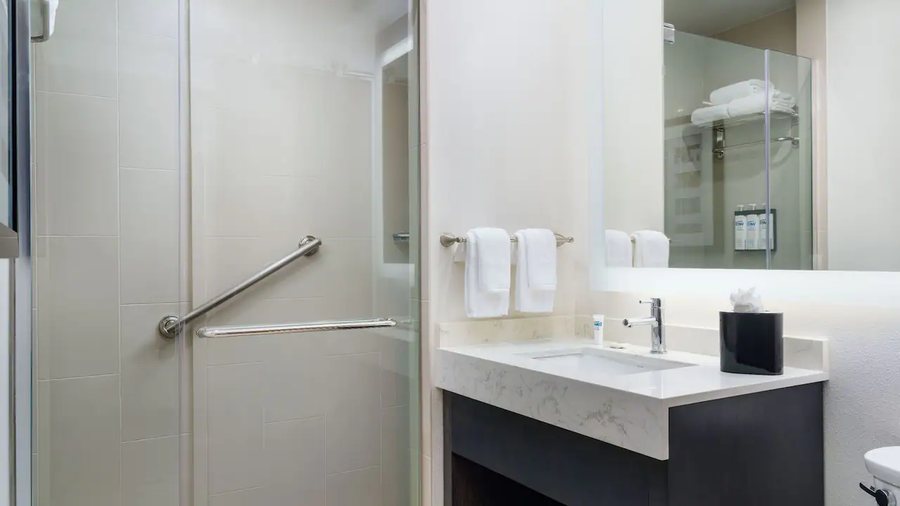 Sleep Inn Suites Austin — Bathroom