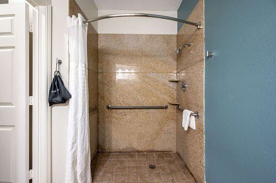 Sleep Inn Suites Birmingham Hoover — Bathroom
