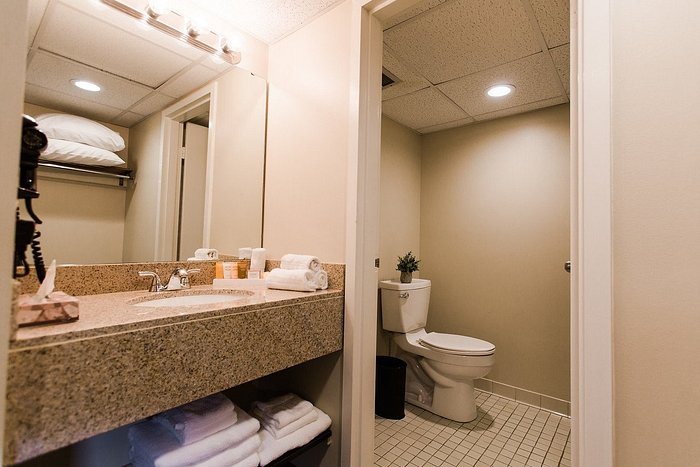 Sleep Inn Suites by Choice Hotels — Bathroom