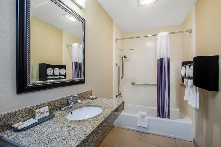 Sleep Inn Suites Carlsbad Caverns Area — Bathroom