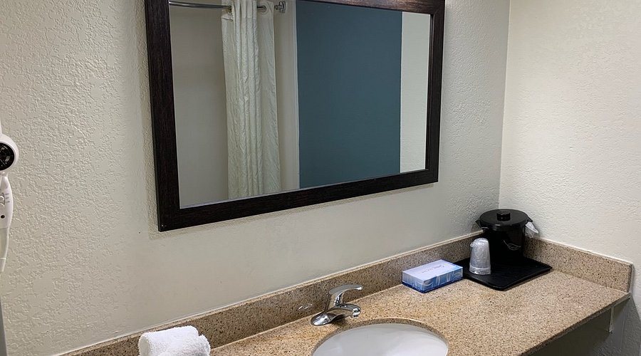 Sleep Inn Suites — Bathroom
