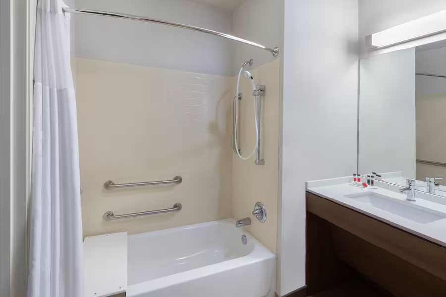 Sleep Inn Suites — Bathroom