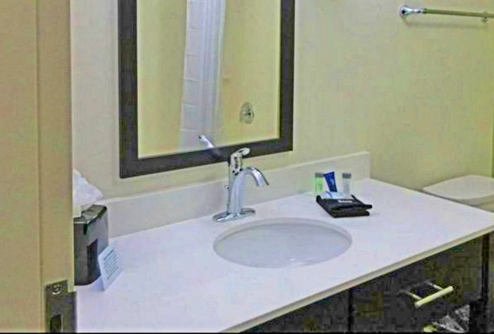 Sleep Inn Suites Columbia I 65 — Bathroom