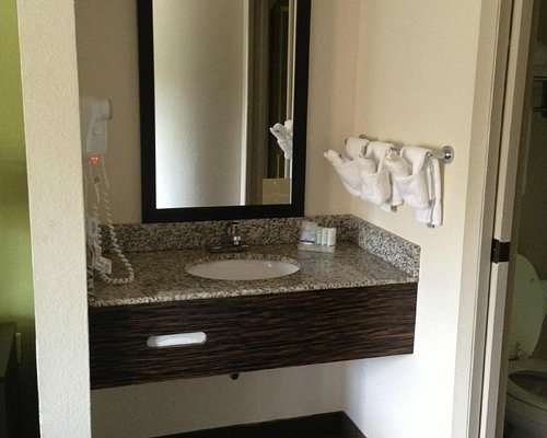 Sleep Inn Suites — Bathroom