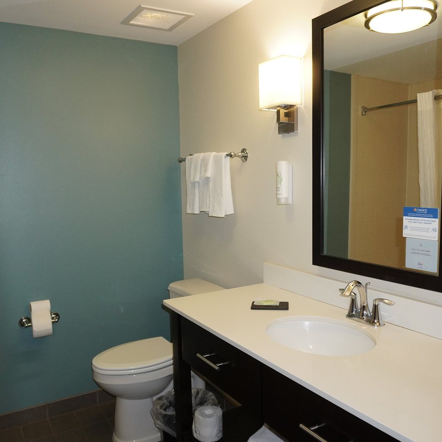 Sleep Inn Suites Cumberland LaVale — Bathroom
