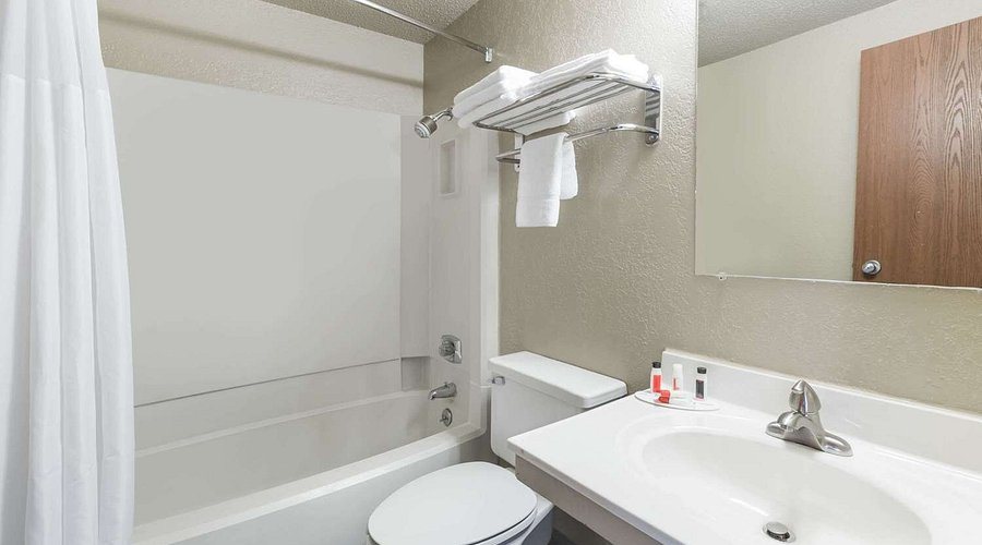Sleep Inn Suites Devils Lake — Bathroom