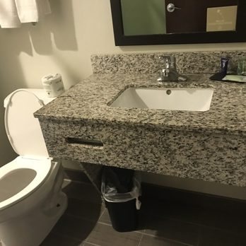 Sleep Inn Suites Downtown Inner Harbor — Bathroom