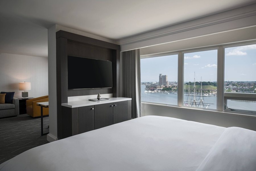 Sleep Inn Suites Downtown Inner Harbor — Guest room