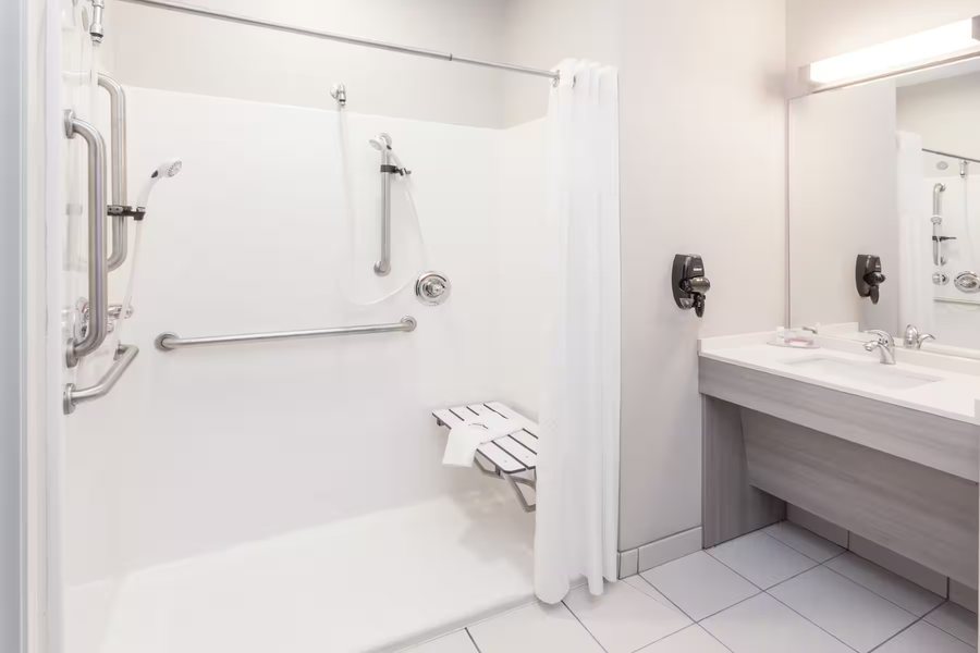 Sleep Inn Suites Fargo Medical Center — Bathroom