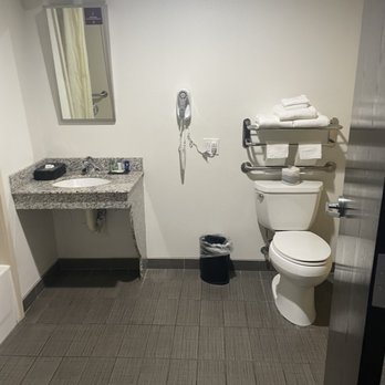 Sleep Inn Suites Indoor Waterpark — Bathroom
