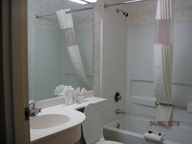 Sleep Inn Suites Jacksonville — Bathroom