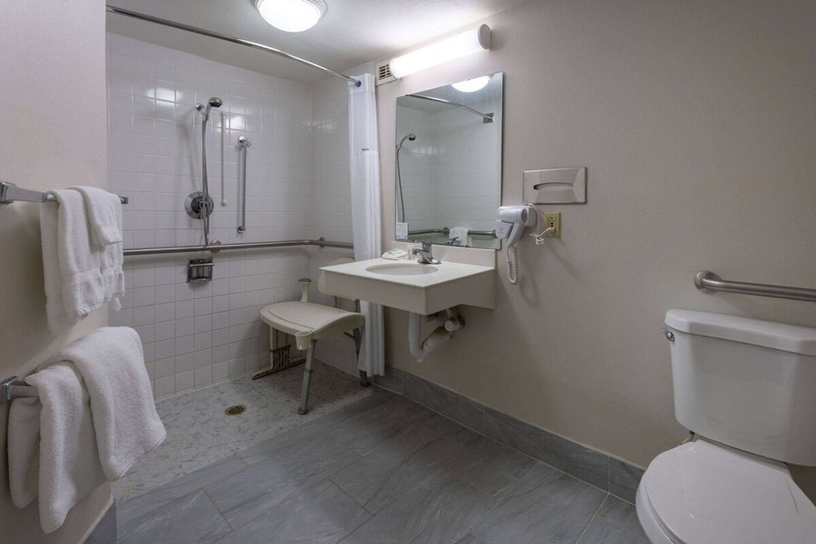 Sleep Inn Suites Kingsport Tricities Airport — Bathroom