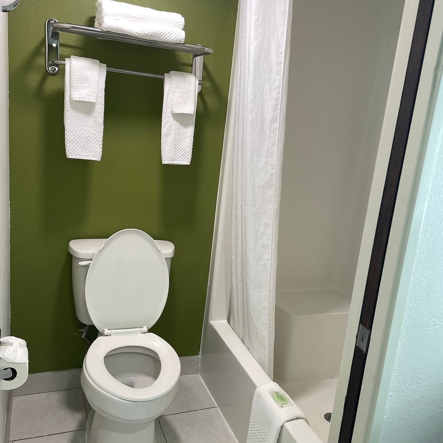Sleep Inn Suites Madison Monona — Bathroom