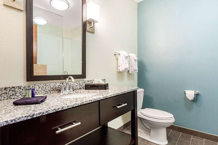 Sleep Inn Suites Middletown Goshen — Bathroom