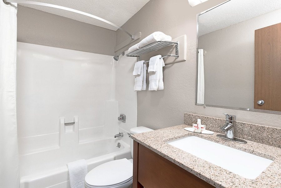 Sleep Inn Suites Miles City I 94 — Bathroom