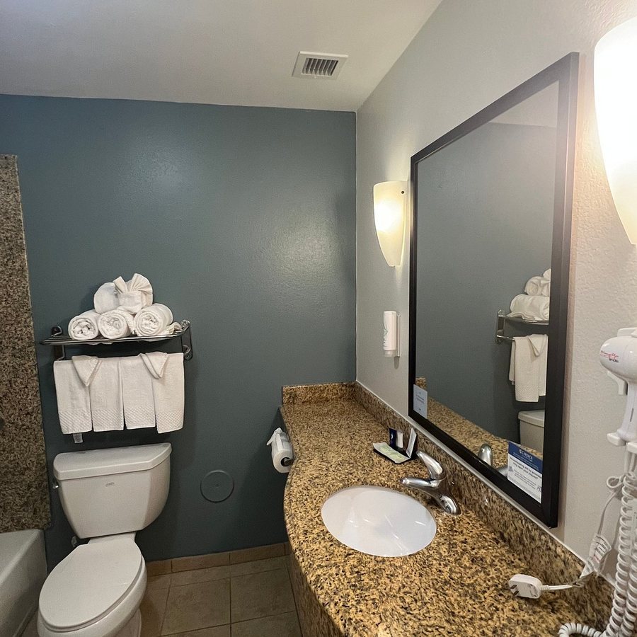 Sleep Inn Suites Near Downtown North — Bathroom