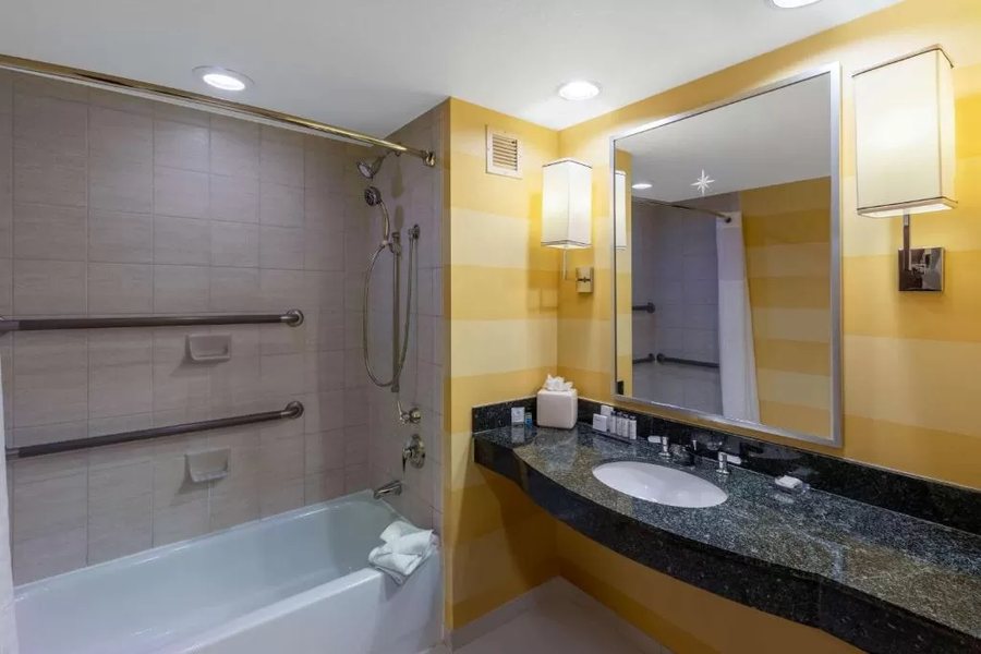 Sleep Inn Suites Oklahoma City North — Bathroom