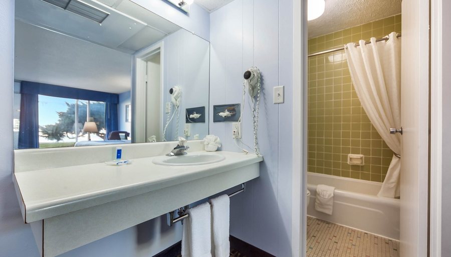 Sleep Inn Suites Palatka North — Bathroom