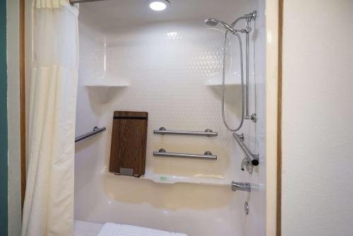 Sleep Inn Suites — Bathroom