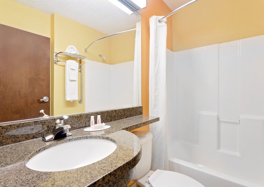 Sleep Inn Suites Princeton I 77 — Bathroom