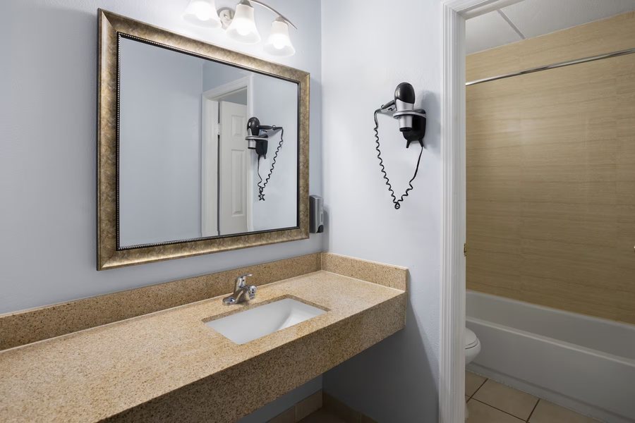 Sleep Inn Suites Queensbury Lake George — Bathroom