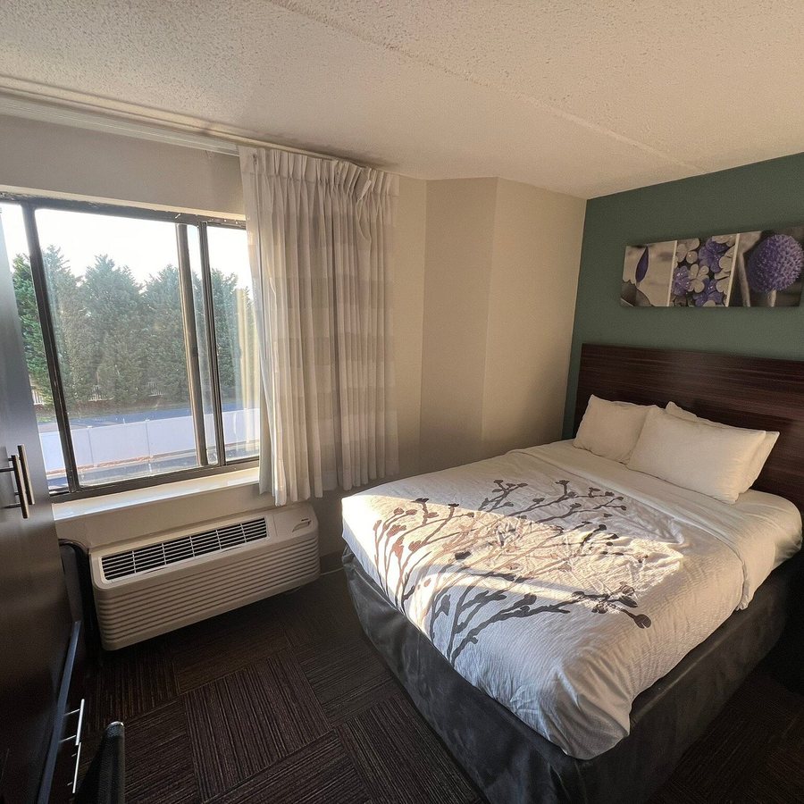 Sleep Inn Suites Rehoboth Beach — Guest room