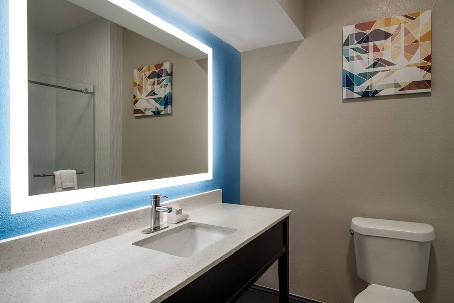 Sleep Inn Suites Round Rock Austin North — Bathroom